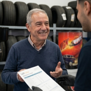 Mecanico entregando coche reparado a domicilio